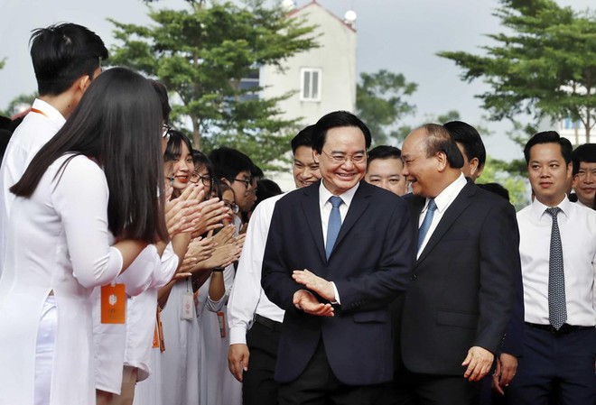 [Photo] Thủ tướng dự Lễ khai giảng năm học mới tại trường THPT Sơn Tây - Ảnh 2.