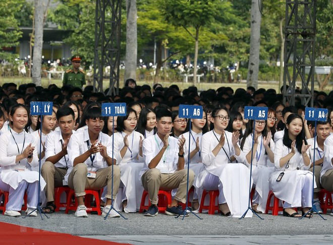 [Photo] Thủ tướng dự Lễ khai giảng năm học mới tại trường THPT Sơn Tây - Ảnh 4.