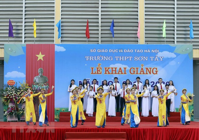 [Photo] Thủ tướng dự Lễ khai giảng năm học mới tại trường THPT Sơn Tây - Ảnh 5.