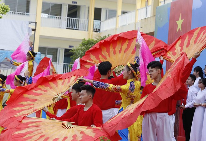 [Photo] Thủ tướng dự Lễ khai giảng năm học mới tại trường THPT Sơn Tây - Ảnh 6.