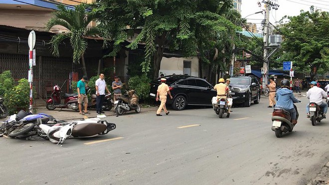 Bình Thạnh: Xe xịn lao vào nhiều xe máy, bốn người bị thương - Ảnh 1.