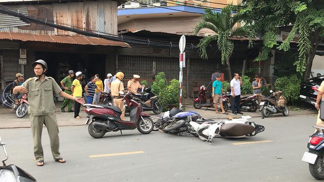 Bình Thạnh: Xe xịn lao vào nhiều xe máy, bốn người bị thương - Ảnh 2.