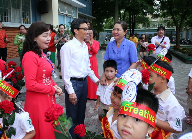 Phó Thủ tướng đón học sinh tựu trường - Ảnh 3.