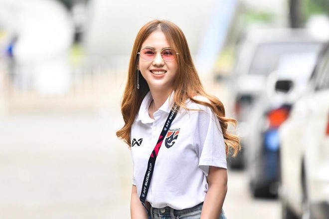 Bạn gái phóng viên xinh đẹp của ngôi sao trên hàng công ĐT Thái Lan - Ảnh 4.