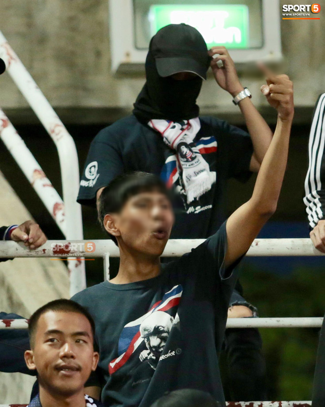Fan Thái Lan có hành động xấu, giơ ngón tay thối trên khán đài khi nghe đọc tên HLV Park Hang-seo - Ảnh 4.
