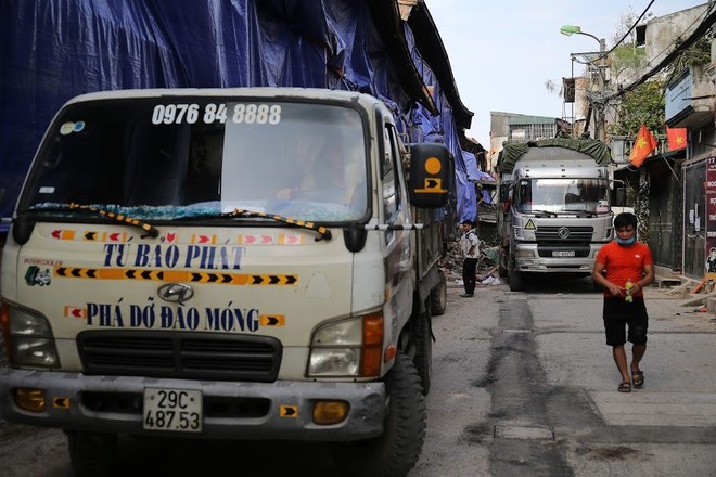 Vụ cháy Công ty Rạng Đông: Binh chủng hóa học vào cuộc - Ảnh 8.