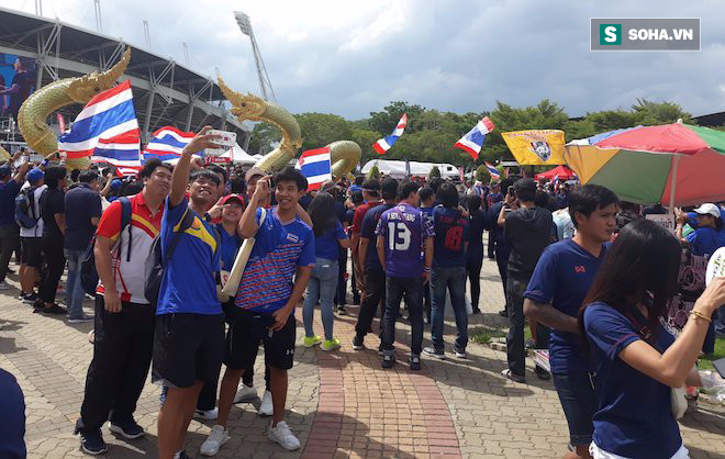 CĐV Việt Nam từ Australia, Lào nhuộm đỏ Thammasat chờ đội nhà đánh bại Thái Lan - Ảnh 9.
