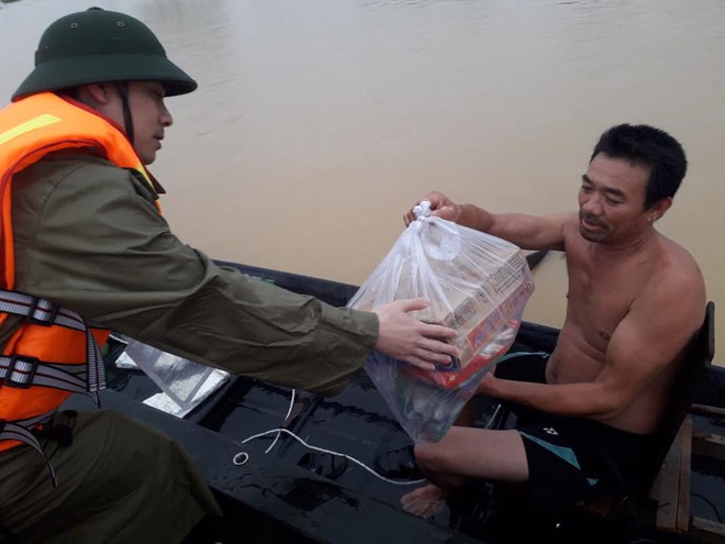 Cuộc sống co ro trên gác mái với bát cơm trắng của người dân Hà Tĩnh - Ảnh 10.