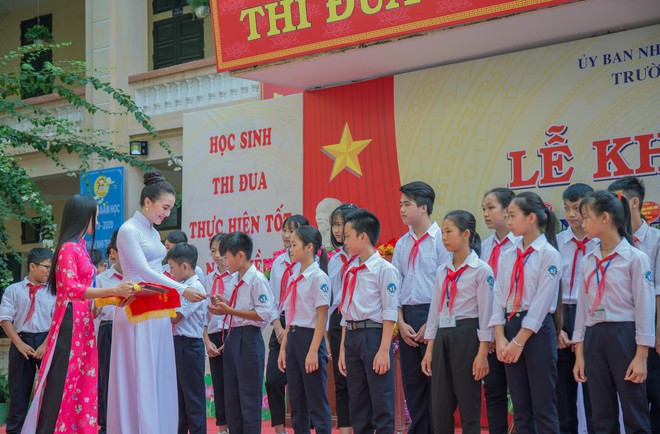 Hoa hậu Doanh nhân Việt Hàn Thu Hiền xinh đẹp trong tà áo dài, về thăm lại trường cũ - Ảnh 5.