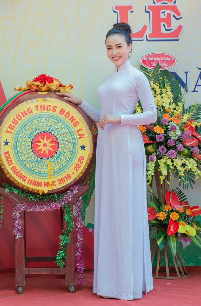 Hoa hậu Doanh nhân Việt Hàn Thu Hiền xinh đẹp trong tà áo dài, về thăm lại trường cũ - Ảnh 1.