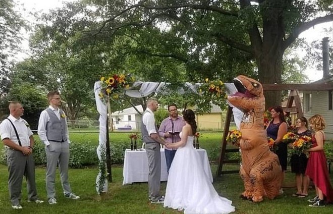 Cho phép phù dâu muốn mặc gì mặc, cô dâu bất ngờ khi em gái tới đám cưới với trang phục... khủng long! - Ảnh 1.