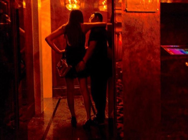 Bên trong hộp đêm mại dâm ở Bắc Kinh: Mời rượu, làm khách say và vui vẻ - Ảnh 1.