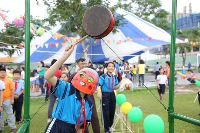 Hàng nghìn em thiếu nhi rộn ràng đón trung thu ở Sài Gòn - Ảnh 4.