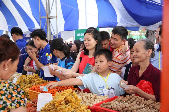 Hàng nghìn em thiếu nhi rộn ràng đón trung thu ở Sài Gòn - Ảnh 10.