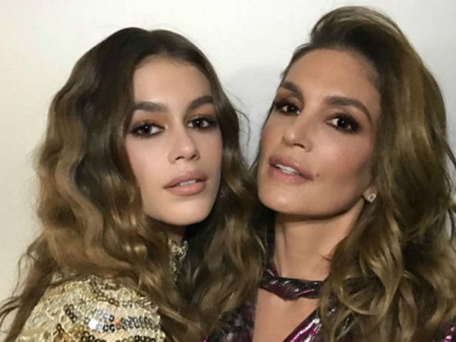 Con gái Cindy Crawford mặc táo bạo mừng sinh nhật tuổi 18 - Ảnh 1.