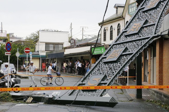 Bão Faxai mang gió mạnh kỉ lục đổ bộ Nhật Bản, Tokyo tan hoang - Ảnh 2.