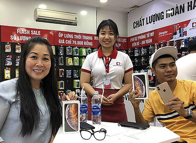 Rớt khỏi “Top 3” tại Việt Nam: Vị thế iPhone bắt đầu “sụp đổ”? - Ảnh 1.