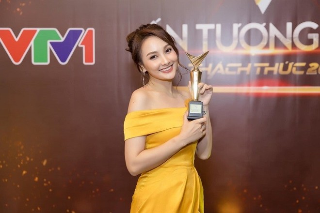 Bảo Thanh nhận giải VTV Awards, đạo diễn Khải Anh tuyên bố Thu Quỳnh xứng đáng hơn: Đừng vì cái cúp mà thù nhau! - Ảnh 1.