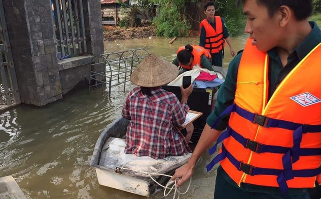 Thủy điện tăng cường xả lũ, hàng trăm ngôi nhà ngập trong biển nước