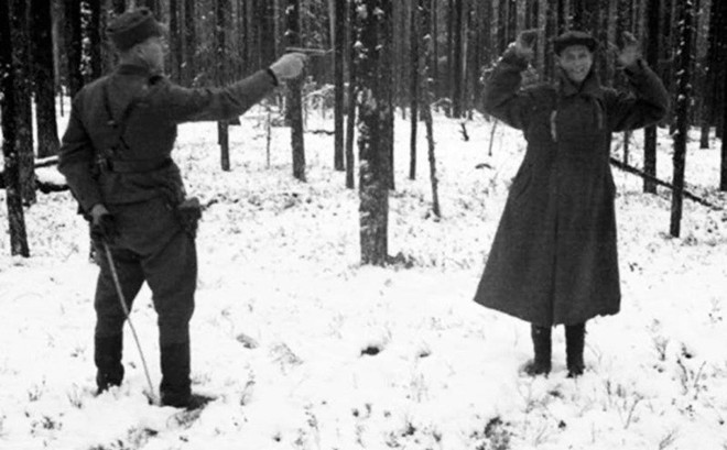 Điệp viên Liên Xô cười ngạo nghễ khi bị hành quyết ở Phần Lan năm 1942