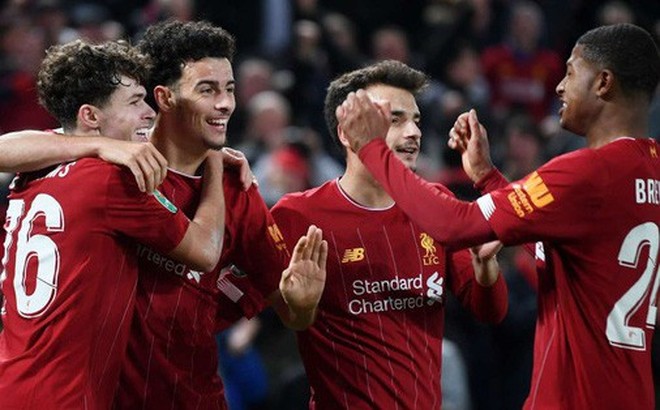 Liverpool giành quyền vào tứ kết Cúp Liên đoàn Anh theo một kịch bản không tưởng