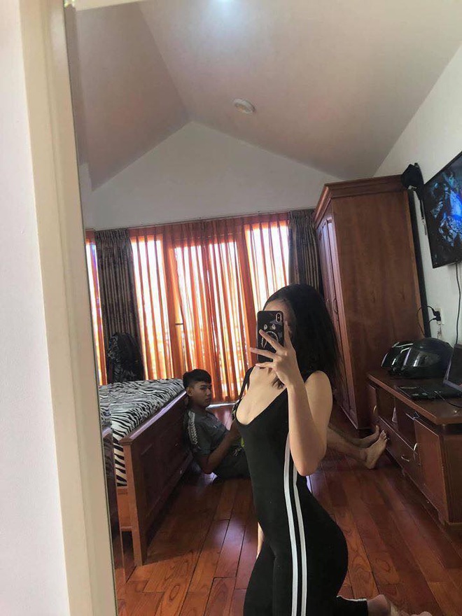 Mặc áo khoét ngực, bó sát đi chơi, cô gái không để ý đến hành động của bạn trai phía sau và cái kết - Ảnh 1.