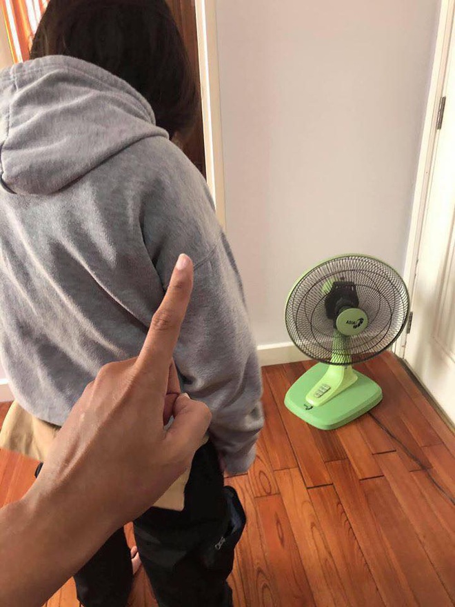 Mặc áo khoét ngực, bó sát đi chơi, cô gái không để ý đến hành động của bạn trai phía sau và cái kết - Ảnh 6.