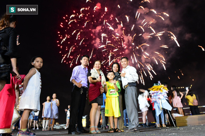 Pháo hoa đỏ rực một góc trời TP.HCM trong thời khắc đón năm mới 2020 - Ảnh 4.