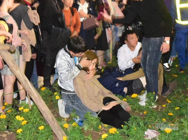 Chen nhau đón năm mới, thiếu nữ ngất xỉu bên vườn hoa Hà Nội - Ảnh 14.