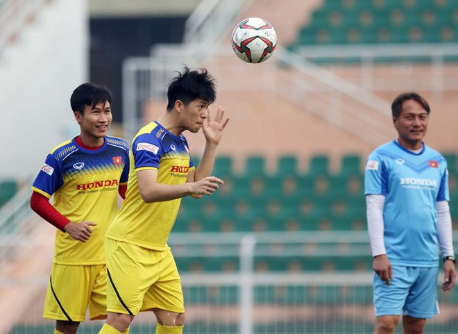 U23 Việt Nam chào năm mới bằng buổi tập bất chấp nắng gắt, sẵn sàng lên đường dự U23 châu Á - Ảnh 1.
