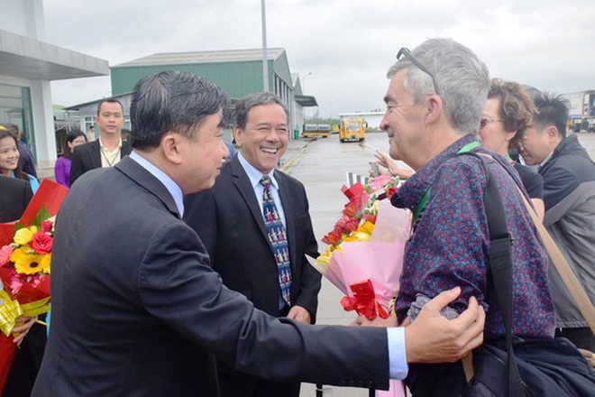 Đến Đại nội Huế ngắm đàn cá ‘khủng’ 5.000 con lấy may ngày đầu năm 2020 - Ảnh 11.