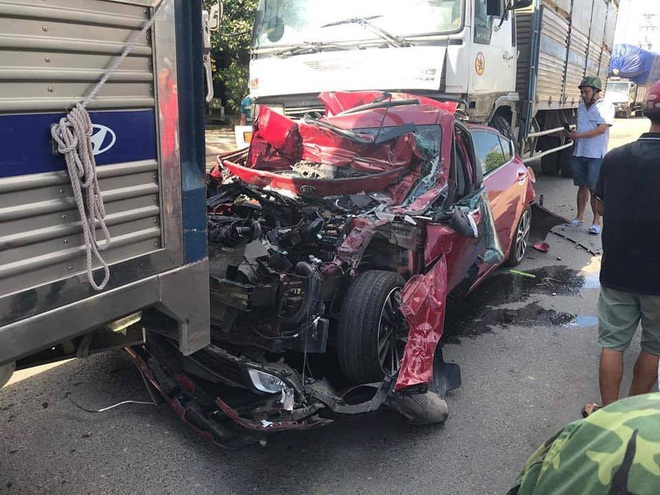 Xe tải tông loạt ô tô dừng đèn đỏ, xe đón dâu bẹp dúm ở Bình Thuận - Ảnh 2.