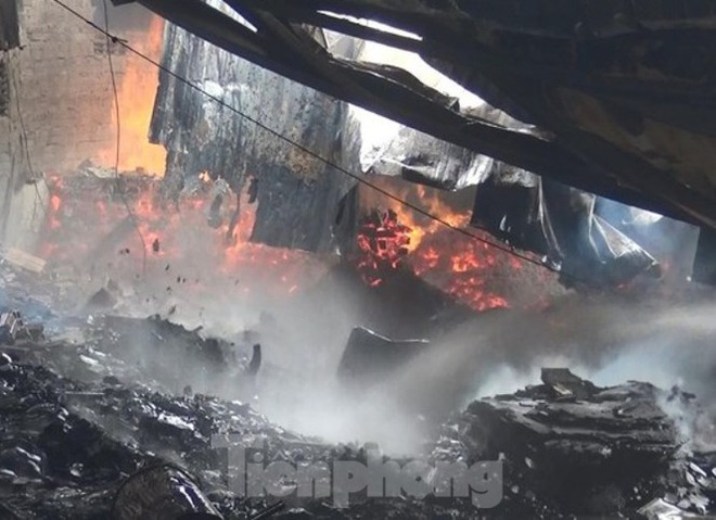 ‘Bà hỏa’ thiêu rụi công ty mút xốp ngày đầu năm - Ảnh 5.