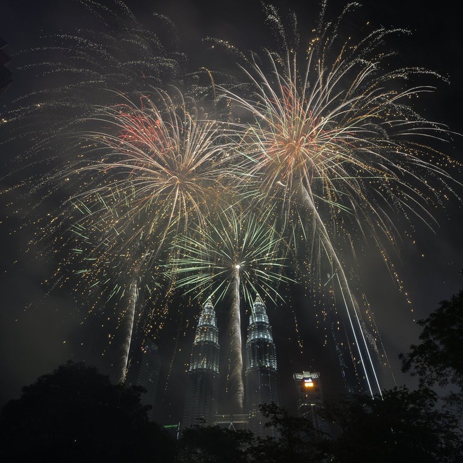 Mãn nhãn với khoảnh khắc đón giao thừa, chào năm 2020 của các nước: Khải Hoàn Môn đẹp như mơ, Tòa tháp chọc trời Dubai lung linh khó tin - Ảnh 65.