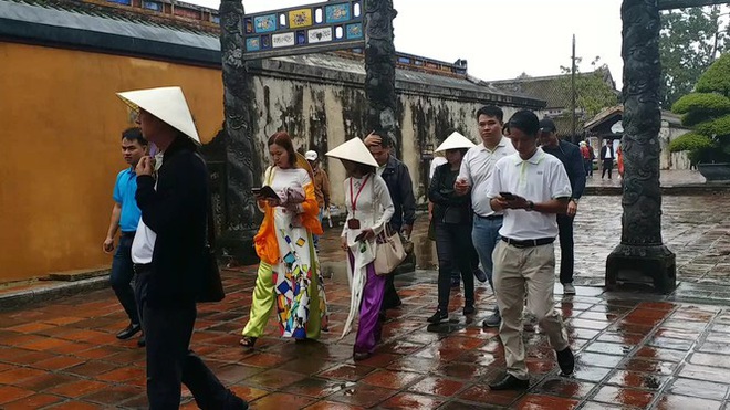 Đến Đại nội Huế ngắm đàn cá ‘khủng’ 5.000 con lấy may ngày đầu năm 2020 - Ảnh 6.