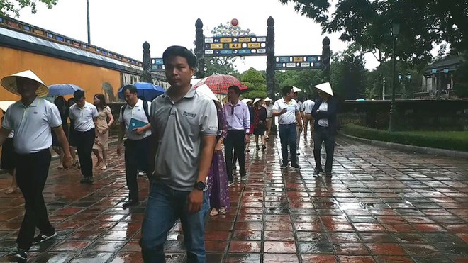 Đến Đại nội Huế ngắm đàn cá ‘khủng’ 5.000 con lấy may ngày đầu năm 2020 - Ảnh 7.