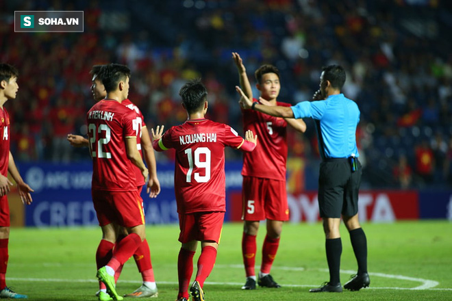 HLV UAE tiếc nuối, trách trọng tài không rút thẻ đỏ với hậu vệ U23 Việt Nam - Ảnh 1.