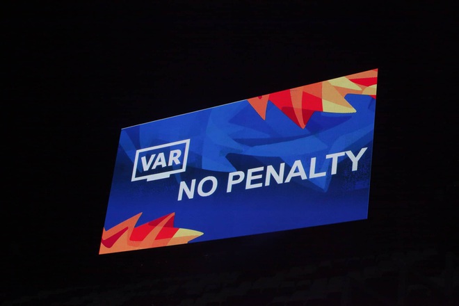 VAR xuất hiện như một người hùng, cứu U23 Việt Nam thoát khỏi quả penalty trông thấy - Ảnh 2.