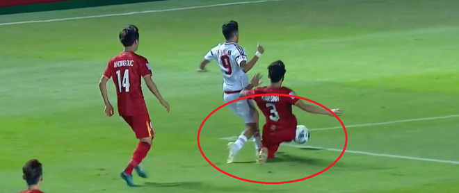 VAR xuất hiện như một người hùng, cứu U23 Việt Nam thoát khỏi quả penalty trông thấy - Ảnh 1.