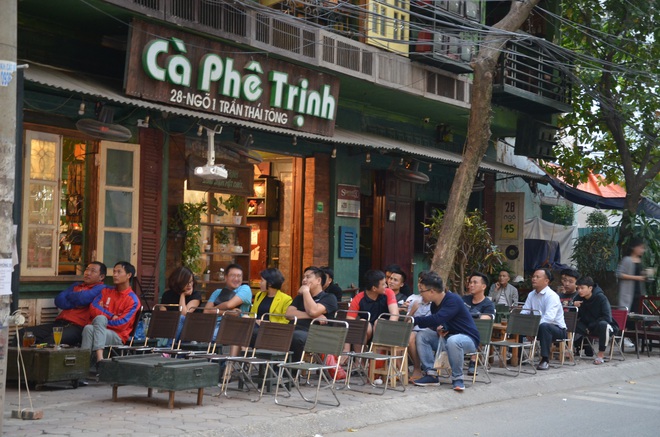 Sợ bị phạt nồng độ cồn, người hâm mộ bỏ quán nhậu, đổ đến cafe xem trận Việt Nam - UAE - Ảnh 9.