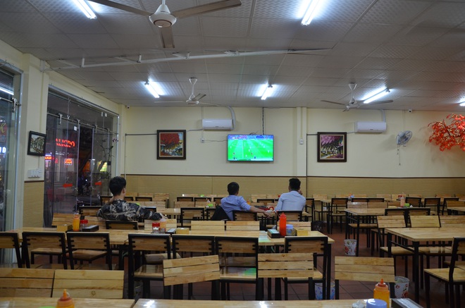 Sợ bị phạt nồng độ cồn, người hâm mộ bỏ quán nhậu, đổ đến cafe xem trận Việt Nam - UAE - Ảnh 5.