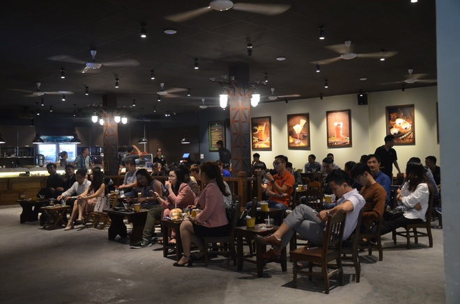 Sợ bị phạt nồng độ cồn, người hâm mộ bỏ quán nhậu, đổ đến cafe xem trận Việt Nam - UAE - Ảnh 10.