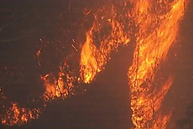 Úc: Cháy rừng hai bang nhập một, siêu hỏa ngục hình thành - Ảnh 2.
