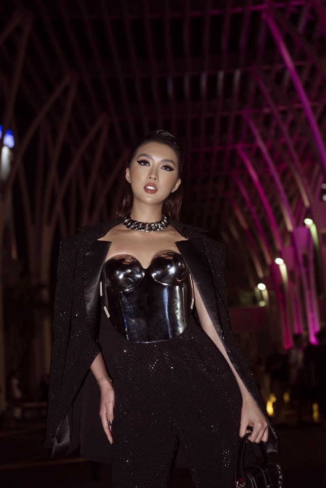 Hoa hậu Tường Linh mặc áo đúc bằng kim loại, nặng 3kg đi sự kiện - Ảnh 2.