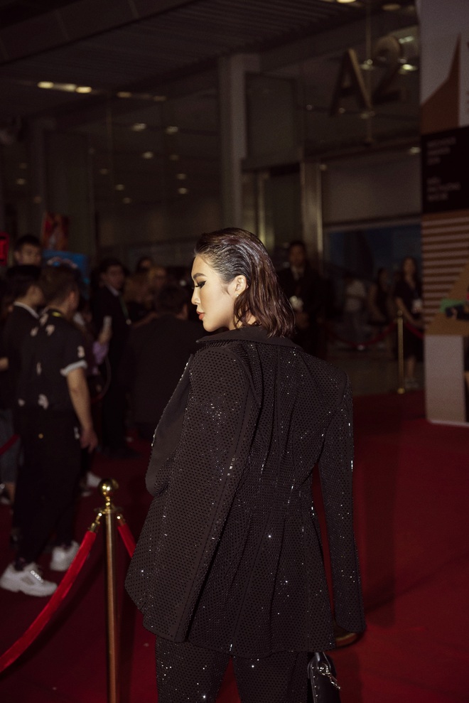 Hoa hậu Tường Linh mặc áo đúc bằng kim loại, nặng 3kg đi sự kiện - Ảnh 8.