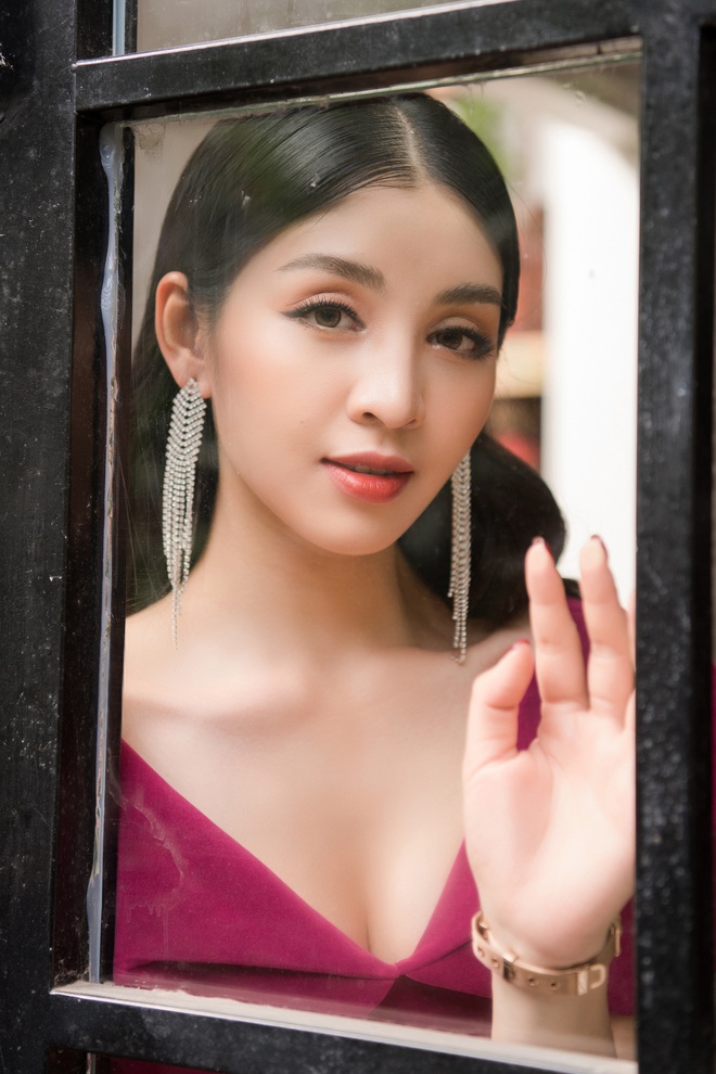 Người đẹp tài năng Lê Thanh Tú trẻ trung, hiện đại với áo dài cách tân - Ảnh 8.