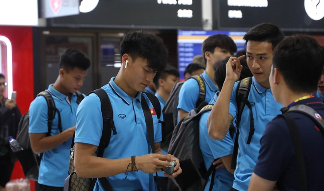 Thầy Park mệt mỏi, U23 Việt Nam lặng lẽ về Bangkok chuẩn bị quyết đấu Triều Tiên - Ảnh 9.
