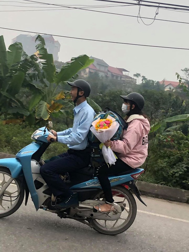 Ra quân được người yêu đến tận nơi đón, chàng trai bất ngờ với món quà đặc biệt của cô gái - Ảnh 2.