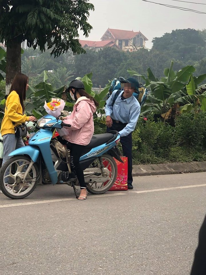 Ra quân được người yêu đến tận nơi đón, chàng trai bất ngờ với món quà đặc biệt của cô gái - Ảnh 1.