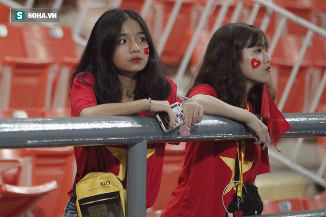 U23 Việt Nam bị loại, CĐV mắt ngấn lệ, buồn bã không muốn rời sân vì thất bại cay đắng - Ảnh 1.